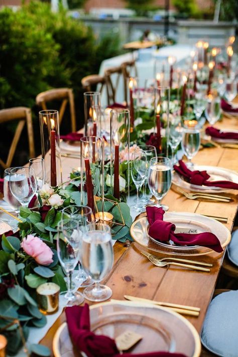 Ruby Themed Wedding, Garnet Themed Wedding, Bordeaux Wedding Decorations, Maroon And Gold Wedding Decor, Burgundy Wedding Theme Ideas, Wine Red Wedding Decorations, Burgundy Table Setting, Wedding Colors 2025, Gold Wedding Table Decor