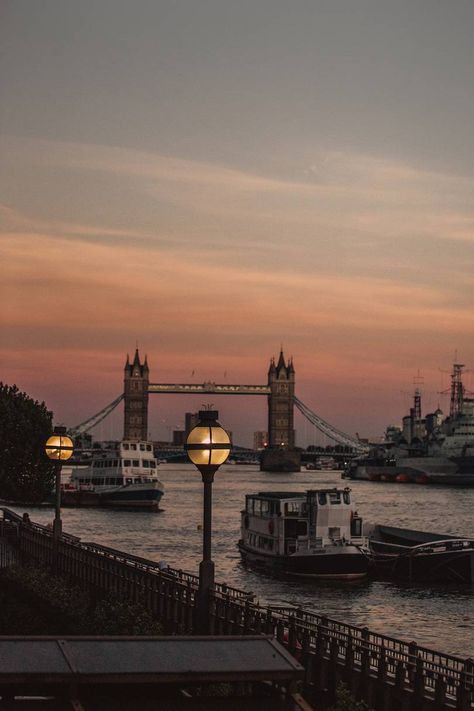 London In October Aesthetic, London Bridge Aesthetic, Bridge Aesthetic, Girl In London, Sunset London, Aesthetic London, London Boy, London Dreams, London Guide