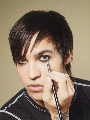 You have a bachelor's in hair straightening and a doctorate in black eyeliner. Boys Eyeliner, Emo Boy Makeup, Emo Eyeliner, Emo Makeup Looks, Guy Liner, Makeup Emo, Emo Haircuts, We Will Rock You, Pete Wentz