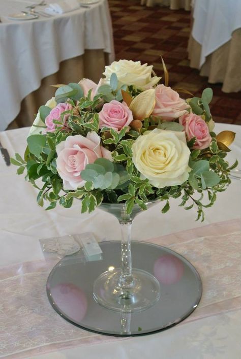 Guldbryllup Ideas, Foliage Wedding Table, Foliage Wedding, Wedding Floral Centerpieces, Flower Arrangements Simple, Wedding Table Flowers, Glass Centerpieces, Flower Arrangements Diy, Trendy Flowers