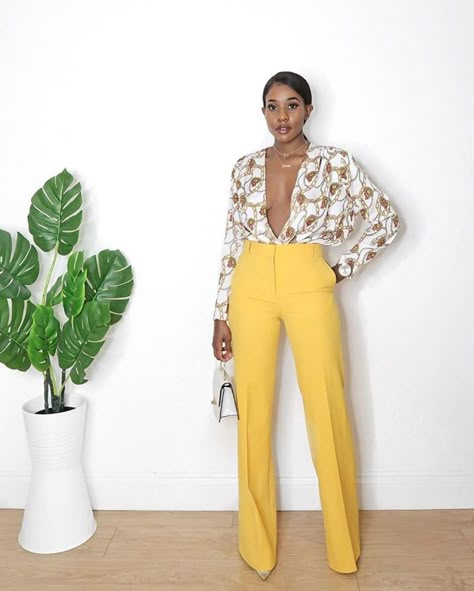 10 Ways To Style A Yellow Outfit - The Glossychic Yellow Outfit Ideas, Yellow Pants Outfit, Classy Outfits For Women, Yellow Pants, Yellow Outfit, Classy Work Outfits, Fashion Blogger Style, Brunch Outfit, Looks Chic