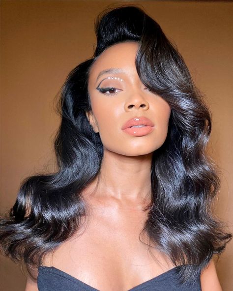 Weave Deep Side Part Hairstyle Sidepart Hairstyle For Women, Side Part Wavy Hair, Side Part Curls, Triangle Haircut, Hairstyles Side Part, Curly Side Part, Side Part Updo, Baddie Hair, Hairstyle For Prom