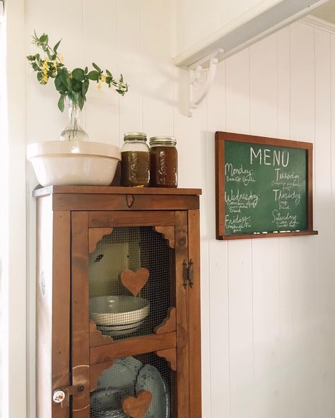 Grandma Home Aesthetic, Homemade Chicken Bone Broth, Old Farmhouse Interior, Chicken Bone Broth, Thrifted Home Decor, Farmhouse Interior, Cottage Living, Bone Broth, Antique Decor