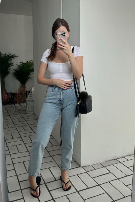 White Crop Tee, Ootd Jeans, Cropped White Tee, Crop Top With Jeans, Casual Day Outfits, Simple Outfit, Jeans White, 2024 Fashion, Basic Outfits