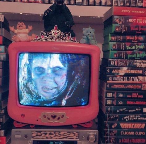 90s Horror Aesthetic, Cozy Sleepover, Halloween Nostalgia, Horror Girl, Halloween 2007, Horror Aesthetic, Goth Kids, Pinterest Contest, Movie Time