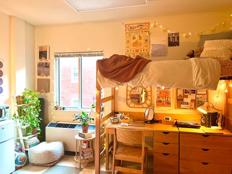 College Dorm Room Ideas With Lofted Beds, Dorm Room Ideas High Bed, Homey Dorm Decor, Boho Dorm Aesthetic, Loft Dorm Room, Dorm Carpet, College Dorm Room Ideas Lofted Beds Aesthetic, Dorm Room Loft, Modern College Dorm