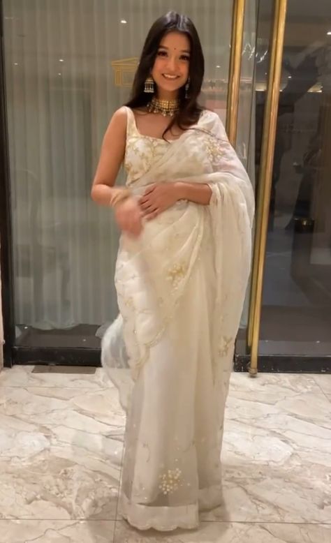 White Sari Aesthetic, White Saree Aesthetic, Farewell Saree, Indian Fits, Desi Fits, Sarees For Girls, Indian Sari Dress, Traditional Indian Dress, Indian Fashion Saree