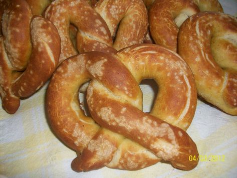 Amish Friendship Bread Soft Pretzel Recipe by Heidi Kleyn ♥ friendshipbreadkitchen.com Recipes With Amish Friendship Bread Starter, Amish Friendship Bread Cookies, Amish Friendship Bread Discard Recipes, Recipes Using Amish Friendship Starter, Amish Friendship Bread Recipes Ideas, Amish Friendship Starter Recipes, Amish Sourdough Bread, Amish Friendship Bread Variations, Amish Friendship Bread Recipes