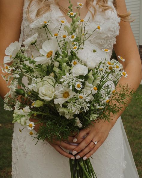 small acrylic of my wedding bouquet 💚🌼 Daisy And Greenery Bouquet, Chamomile Wedding Bouquet, Green Wildflower Bouquet, White Wildflower Bouquet, Micro Bouquet, Camomile Bouquet, Daisy Wedding Bouquet, Woodland Wedding Bouquet, Daisy Bridal Bouquet