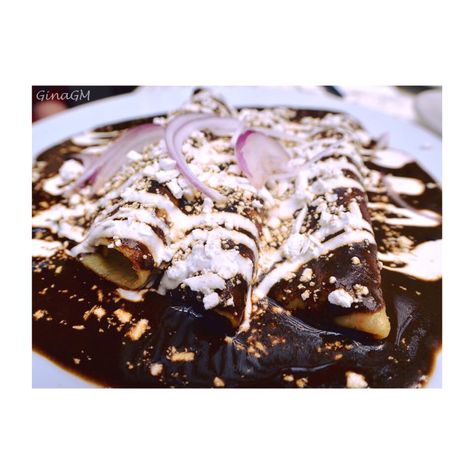 Enchiladas de pollo y mole poblano, cocina mexicana tradicional. Mole Poblano, Mexican Food, Mole, Best Foods, Mexican Food Recipes, Ethnic Recipes