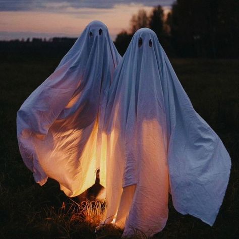 I wanna do something like this! 👻 📸: Will credit owner My Halloween Costume, Ghost Photography, Sheet Ghost, Halloween Photography, Ghost Costume, Halloween Photo, Halloween Ii, Snapchat Filter, Bff Photoshoot Poses