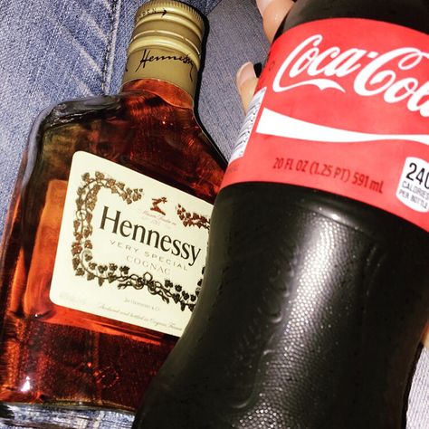 Never drinking again, hennessy and coke Coca Cola Bottle, Food Drink Photography, Alcohol Drink Recipes, Coca Cola, Alcoholic Drinks, Drinks