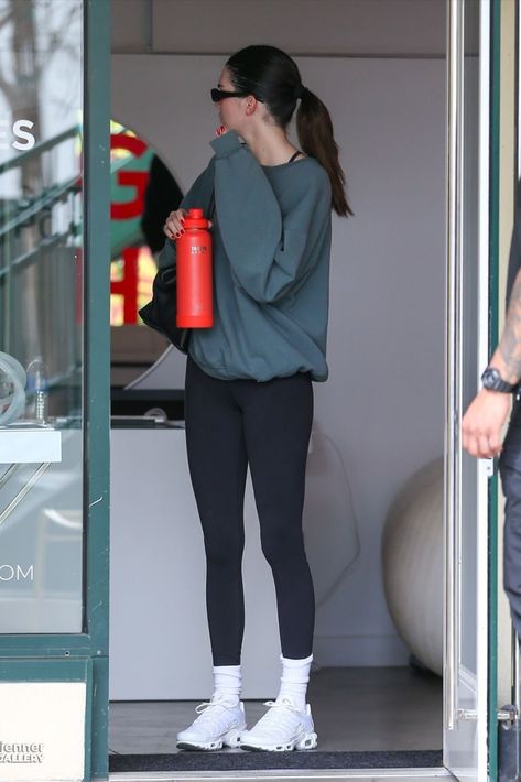 Kendall Jenner Active Wear, Kendall Jenner Louis Vuitton Bag, Celebrity Fitness Style, Kendall Jenner Workout Outfits, Kendall Jenner Fitness, Kendall Jenner Sweatpants, Kendall Jenner Sport Outfit, Kendall Jenner Pilates, Kendall Jenner Leggings