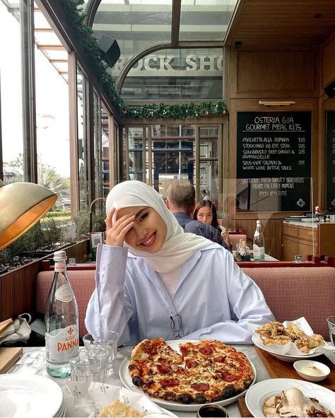 Ootd Poses Instagram, Ootd Poses, Stile Hijab, Muslim Fashion Hijab Outfits, Muslim Outfits Casual, Hijabi Fashion Casual, Hijabi Aesthetic, Style Hijab, Casual Hijab Outfit