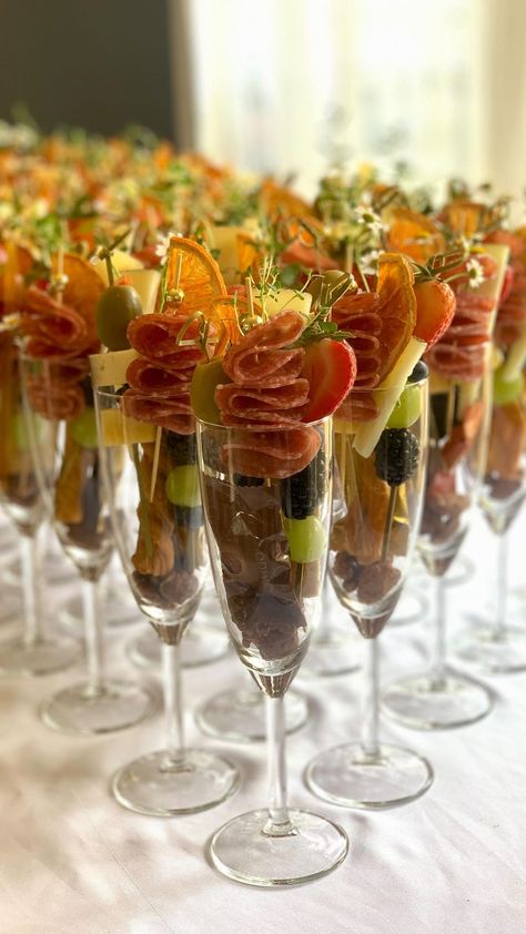 karinamuller___ on Instagram: Nicely done by Raquel! #charcuterie #charcuteriecups #charcuterietogo #charcuterieboard #cheeseboard #explore #tastingtable #foodandwine… Martini Charcuterie Cups, Food In Champagne Glasses, Charcuterie Champagne Flute, Charcuterie In Champagne Flute, Charcuterie Glass Cups, Charcuterie Glasses, Charcuterie Champagne Cups, Champagne Charcuterie Cups, Champagne Glass Charcuterie