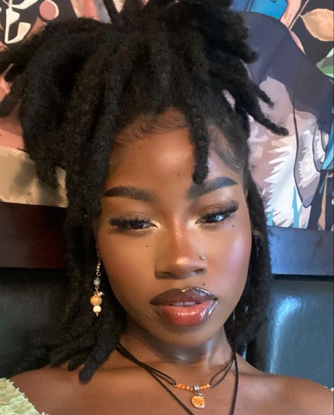 Soft Makeup Looks, Short Locs Hairstyles, Makeup For Black Skin, Brown Skin Makeup, Black Makeup, Cute Makeup Looks, Dark Skin Makeup, American Woman, Makeup For Black Women