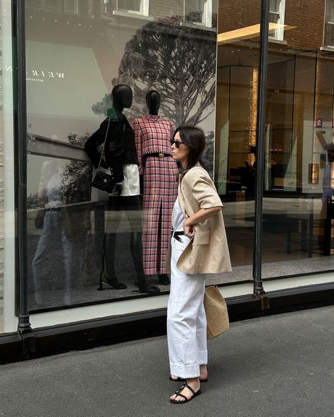 How do we feel about short sleeve blazers though? Outfit details Blazer @cosstores Tshirt @arketofficial Jeans @citizensofhumanity Belt @dehanche__ Bag @sezane Short Sleeve Blazer Outfit, Jessica Fay, Minimal Street Style, Cool Girl Style, Blazer White, All White Outfit, White Outfit, Raffia Bag, Minimal Style