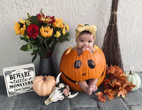 Halloween Pumpkin Baby Photoshoot, Baby Girl Halloween Photoshooting Ideas, 8 Month Halloween Photoshoot, Newborn Halloween Photoshoot At Home, Halloween Photos Baby, First Halloween Photos, Halloween Theme Baby Photoshoot, Fall Themed Baby Photoshoot, Pumpkin Baby Photos