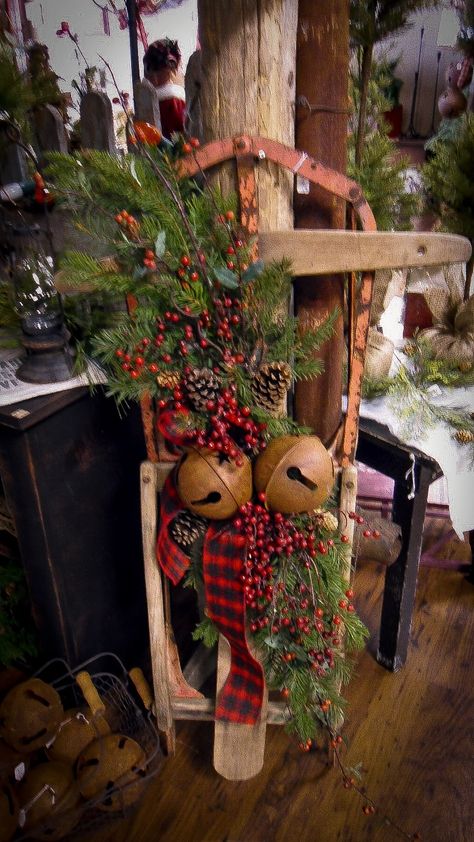 The Olde Homestead Washtub Christmas Decor Ideas, Decorated Sleds, Log Cabin Christmas Decor, Christmas Sled Decoration, Vintage Sleigh, Sled Decor, Wooden Sled, Christmas Cabin, Vintage Sled