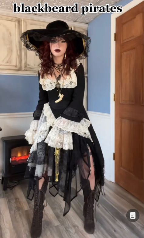 Pirate Outfit Women, Ren Faire Outfits, Ren Faire Costume, Pirate Outfit, Fair Outfits, Pirate Fashion, Arte Punk, Aesthetic Outfit Ideas, Fantasias Halloween