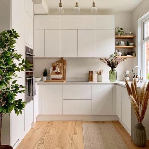 How To Plan A Small Kitchen | Kitchen Advice | Howdens White Kitchen Makeover, Scandi Kitchen, Handleless Kitchen, Kabinet Dapur, White Modern Kitchen, Kitchen Room Design, Kitchen Inspiration Design, Kitchen Furniture Design, Minimalist Kitchen