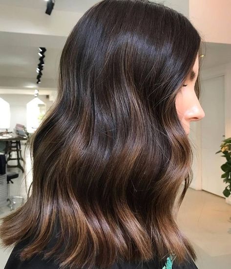 Highlighted Brunette, Brunette Vibes, Summer 2020 Hair Color Trends, Root Stretch, Stretch Hair, Brunette Hair Cuts, Haute Hair, Warm Colours, Brown Hair Balayage