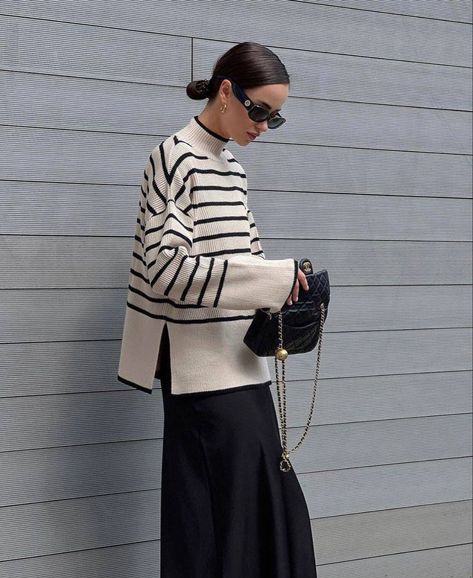 Striped Sweater And Skirt Outfit, Striped Sweater Outfit Hijab, Oversized Striped Sweater Outfit, Stripes Outfit Hijab, Black And White Striped Sweater Outfit, Toteme Sweater, Striped Skirt Outfit, Outfit Semi Formal, Sweater Skirt Outfit