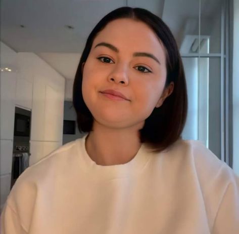 Selena Gomez Bob, Selena Gomez Haircut, Eyebrow For Round Face, Selena Gomez Short Hair, Pinterest Haircuts, Selena Gomez Hair, Tomboy Hairstyles, Corte Bob, Hair Inspiration Short