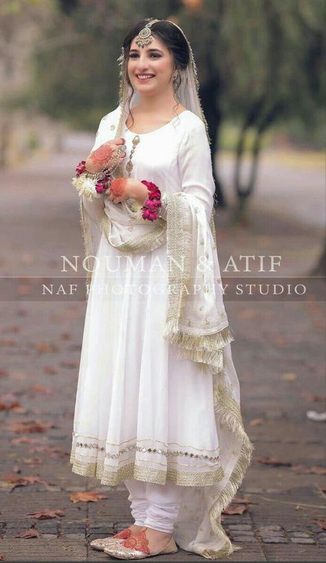 Simple Nikah Outfit Pakistani Bridal, Nikah Dress Pakistani Brides Simple, Nikkah Dress Pakistani White Simple, Nikkah Dress Pakistani White, Simple Nikah Look, Nikha Dresses Pakistani White, Bridal Sister Dresses Pakistani, Nikkah Dress For Sisters, Dholki Dress