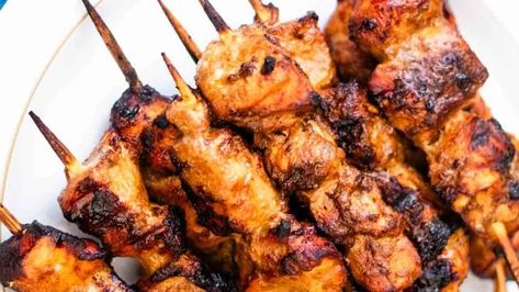 Chinese chicken on a stick is a quick and easy recipe cooked in 14 minutes until charred with delicious Asian flavors Chinese Chicken Sticks Recipes, Chinese Chicken Skewers Recipe, Beef On A Stick Chinese, Chicken On A Stick Chinese, Japanese Chicken Skewers, Easy Chinese Chicken, Satay Sauce Recipe, Quorn Chicken, Chicken Sticks