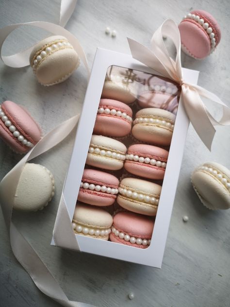 Baby In Bloom Macarons, Macaron Design Ideas, Macrons Decoration, Pearl Macarons, Macaroon Decoration, Macaroon Business, Macaron Decoration Ideas, Macaron Packaging Ideas, Macaroons Design