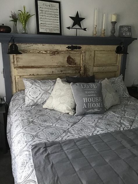 Primitive Headboard Ideas, Bar Door Headboard, King Size Door Headboard, King Size Bed Frame Diy Rustic Wood Headboard, Farmhouse Bed Headboard Ideas, Door Headboard Diy King, Wooden Door Headboard Ideas, Rustic Door Headboard, Old Door Bed Headboard