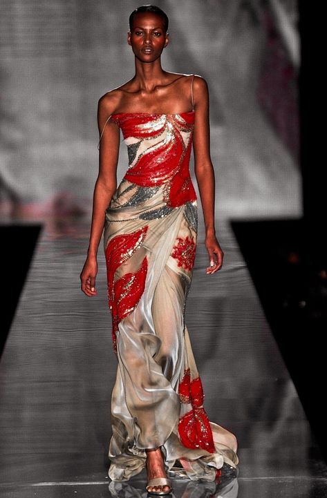 Models On Red Carpet, High End Dresses Haute Couture, Vintage Runway Fashion Haute Couture, Iconic Runway Dresses, Nyfw 2024 Runway, Runway Fashion Couture Inspiration, Where To Apply Contour, Red Fashion Aesthetic, Vintage Red Carpet