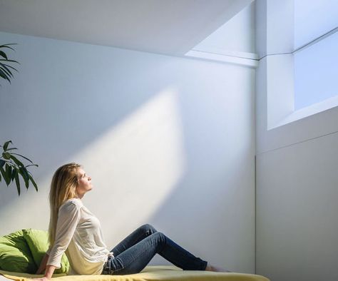 There’s no better way to brighten up a dark and windowless room than with this artificial skylight. It utilizes nanotechnology to simulate natural light – right down to the color and temperature – to create the convincing illusion of sunlight. Artificial Skylight, Artificial Sunlight, Sun Lamp, Fake Window, Diy Cabin, Square Windows, Faux Window, Basement Stairs, Window Light