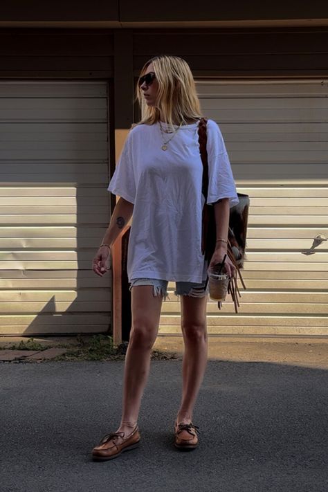 Another classic outfit idea - an easy oversized white t-shirt with distressed jean short (jorts) and a pair of worn-in sperry boat shoes (loafers). #jortsoutfit #casualoutfits #summeroutfitideas • jort outfit ideas • how to style jorts • oversized t-shirt outfits • big shirt little pants outfit • prefall outfit ideas • summer outfit ideas • casual women's fashion • tomboy style • tomboy femme aesthetic • how to style boat shoes • Sperry Shoes For Women Outfits, Tomboy Style Summer, Big Shirt Little Pants, Sperry Outfit, Short Jorts, Fashion Tomboy, Style Jorts, Style Tomboy, Jorts Outfit