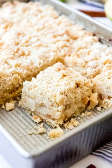 This German Apple Cake with Streusel Topping [Apfelkuchen mit Streusel] is one of my favorite traditional German desserts that I know you are going to love too!  The tender, juicy apple filling is topped with a sweet, crunchy streusel on a buttery shortbread crust. Apple Kuchen Recipe, Apple Streusel Cake, Traditional German Desserts, Bavarian Food, Octoberfest Party, Irish Apple Cake, Best Apples For Baking, German Apple Cake, Apple Cakes