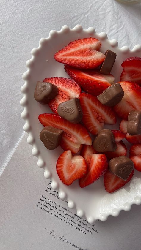 Strawberries And Chocolate, Healthy Food Motivation, Think Food, Food Obsession, Healthy Snacks Recipes, Pretty Food, Food Cravings, I Love Food, Cute Food