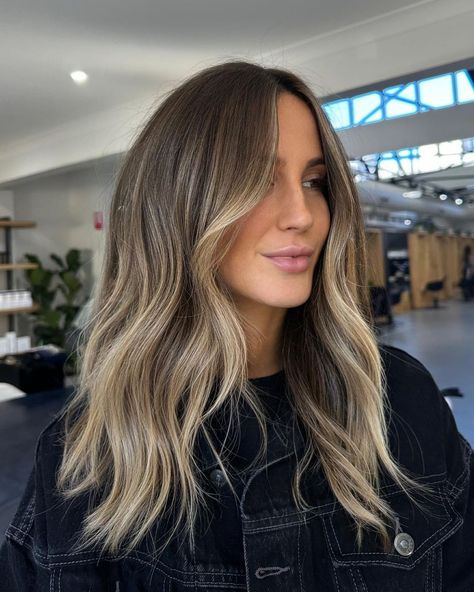 Ashy Rooted Blonde, Blonde And Brown Balayage Dark Roots, Rich Balayage Brunettes, Dark Rooted Balayage, Blonde Hair Color Dark Roots, Bronde Haircolor Winter, Ashy Toner For Brown Hair, Ashy Blonde With Dark Roots, Ashy Brown Blonde Hair Balayage