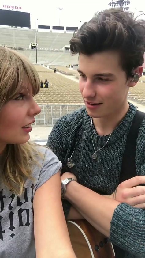 When your friend says something sexual in front of others Shane Mendes, Shawn Mendes Taylor Swift, Shawn Taylor, Estilo Taylor Swift, Miss Americana, Long Live Taylor Swift, Live Taylor, Taylor Swift Fan, Taylor Swift 13