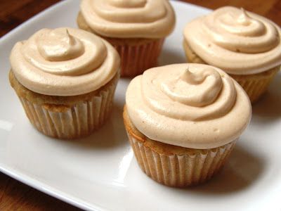 Bananas Foster Cupcakes with Cinnamon Caramel Cream Cheese Frosting - cassie craves Banana Fosters, Cupcakes Summer, Caramel Cream Cheese Frosting, Cuppy Cake, Banana Desserts, Banana Foster, Cupcake Business, Cupcake Boutique, Baked Sweets