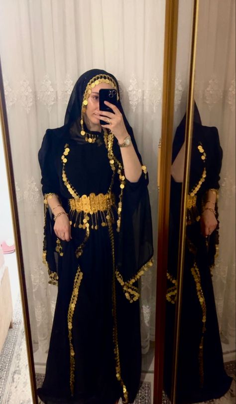 Muslimah Fashion Casual, Cultural Clothing, Kurdish Dress, Kurdish Clothes, Arabian Women, Afghan Dresses, Muslimah Fashion, World Cultures, Neymar