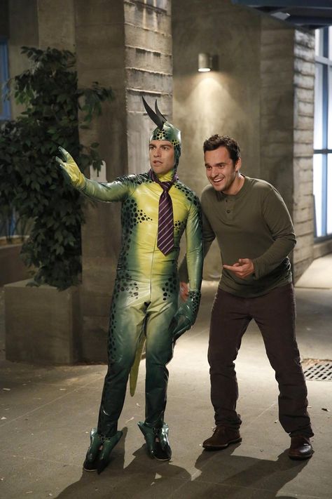 Pin for Later: The Best TV Character Halloween Costumes New Girl: Schmidt Schmidt appears to be a well-dressed lizard. New Girl Memes, New Girl Series, Iconic Tv Characters, New Girl Cast, New Girl Schmidt, Max Greenfield, New Girl Tv Show, Halloween Episodes, New Girl Quotes