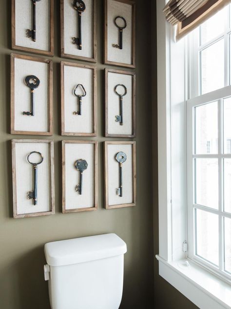 Vintage Powder Room, Toilet Pictures, Key Crafts, Primitive Bathrooms, Old Keys, Bathroom Decor Ideas Colors, Antique Keys, Bathroom Update, Room Pictures