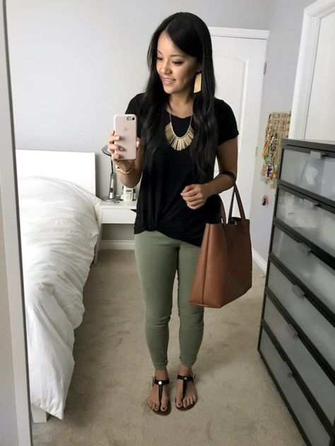 Mode Casual, Instagram Outfits, Casual Work Outfits, Green Pants, Beauty And Fashion, Work Outfits Women, Professional Outfits, Business Casual Outfits, Work Attire