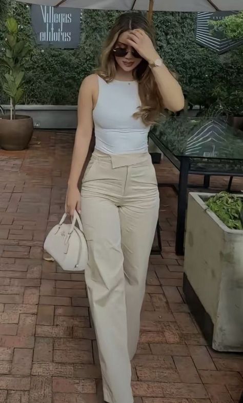 White Pants And Top Outfit, Tan Top Outfit, Cute Professional Outfits, Stylish Work Attire, Effortlessly Chic Outfits, Everyday Fashion Outfits, Casual Day Outfits, Elegante Casual, Quick Outfits