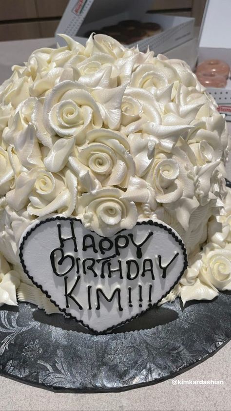 Kylie Jenner Birthday Cake, Calabasas California, Krispy Kreme Donuts, Black Coats, Wedding Cake Cookies, 41st Birthday, Birthday Ideas For Her, 31st Birthday, 18th Birthday Cake