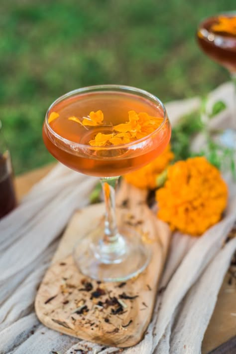 Marigold Margarita, Edible Marigolds Recipes, Marigold Cocktail, Marigold Recipes, Herbal Cocktails, Marigold Tea, Low Calorie Fruits, Edible Flowers Recipes, Floral Cocktails