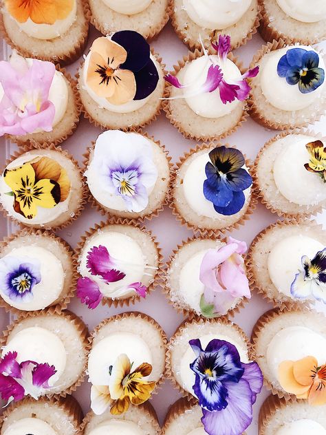 Edible Pansy Flowers, Floral Party Snacks, Wedding Cupcakes With Flowers, Garden Party Cupcake Ideas, Edible Flowers Cupcakes, Bridal Shower Table Centerpiece, Garden Wildflower Wedding, Cupcakes Edible Flowers, Desserts With Flowers