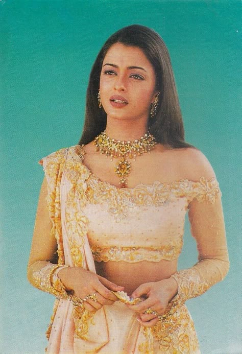 90s Bollywood Indian Outfits, 1990s Indian Fashion, 2000s Lehenga Bollywood, 90s Bollywood Actress Fashion, 90s Lehenga Bollywood, Chammak Challo Aesthetic, Bollywood 90s Outfits, Old Bollywood Outfits, 90s Bollywood Lehenga