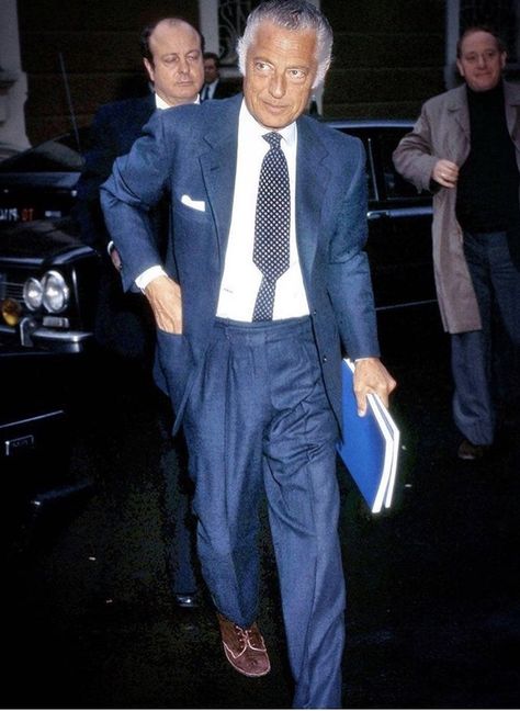 Gianni Agnelli Style, Agnelli Gianni, Gianni Agnelli, Tall Men Fashion, Older Mens Fashion, Deep In The Woods, Menswear Inspiration, Italian Elegance, Yellow Vest